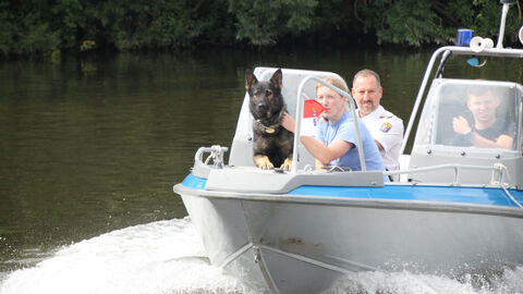 Diensthund mit Diensthundführerin und Begleitern auf Polizeiboot.