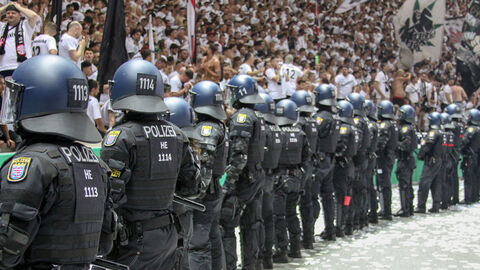Eine Einsatzeinheit der Bereitschaftspolizei sichert das Spielfeld im Stadion ab.