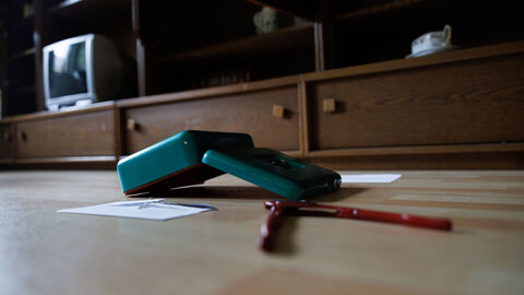 Geöffnete Geldkassette und Rohrzange liegen am Tatort auf dem Boden