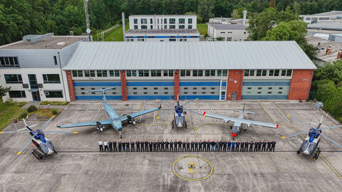Luftaufnahme des Stützpunkts der Fliegerstaffel in Egelsbach. Auf dem Gelände stehen zwei Flugzeuge und drei Polizeihubschrauber.