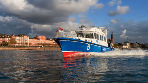 Polizeiboot Hessen 5 fährt auf Fluss vor dem Biebricher Schloss
