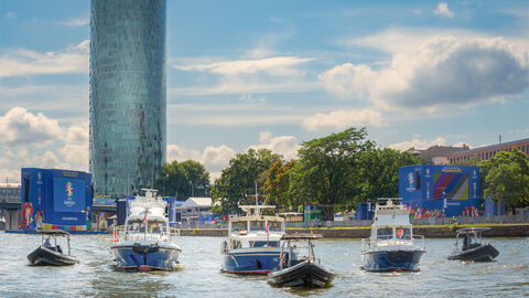 Mehrere Polizeiboote auf Fluss in Frankfurt während Einsatz zur Fußball Europameisterschaft 2024