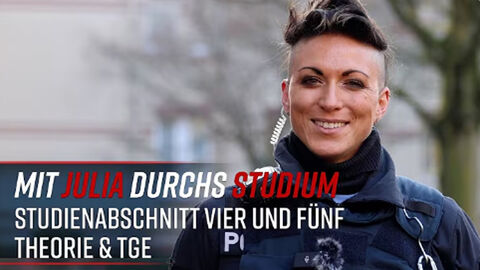 Eine uniformierte Polizistin lächelt in die Kamera. Im Vordergrund der Schriftzug: 'Mit Julia durchs Studium, Studienabschnitt 4 & 5, Theorie und TGE'