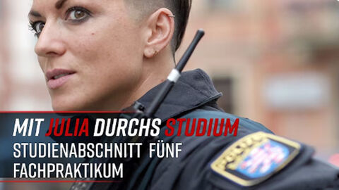 Polizistin mit Uniform und Abzeichen der Polizei Hessen.