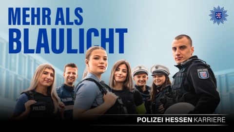 Sieben Polizeibeamtinnen und Polizeibeamte in Uniform, oben links der Slogan ‚Mehr als Blaulicht’, oben rechts Polizeistern Hessen, unten Schriftzug ‘Polizei Hessen Karriere’