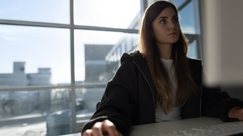 Kriminalpolizistin arbeitet konzentriert am Computer