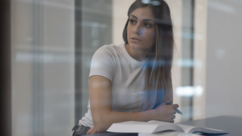 Cyberkriminalistin beim Lernen mit digitalen Codes