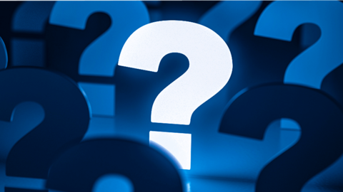 Verschieden farbige Fragezeichen auf hellblauem Hintergrund