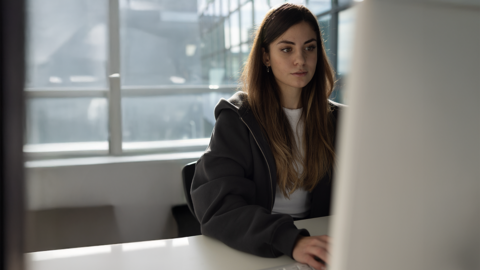 Bewerberin bearbeitet konzentriert den Computertest