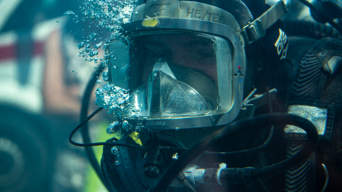 Einsatztaucher der Technischen Einsatzeinheit unter Wasser.