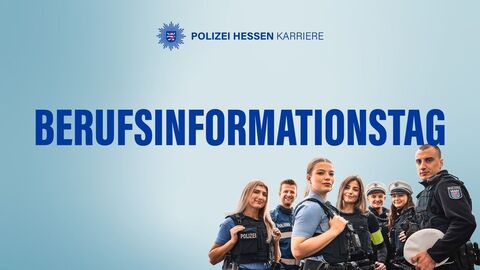 Schriftzug „Berufsinformationstag“. Rechts im Bild sieht man sieben Polizeibeamte in Uniform.