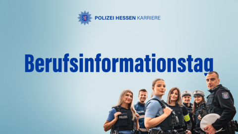Schriftzug „Berufsinformationstag“. Rechts im Bild sieht man sieben Polizeibeamte in Uniform.