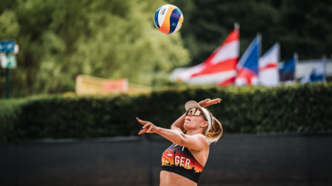 Beachvolleyballerin spielt einen Ball