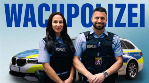 Eine Wachpolizistin und ein Wachpolizist stehen vor einem Streifenwagen.