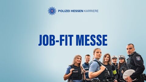 Schriftzug „Job-fit Messe“. Rechts im Bild sieht man sieben Polizeibeamte in Uniform.