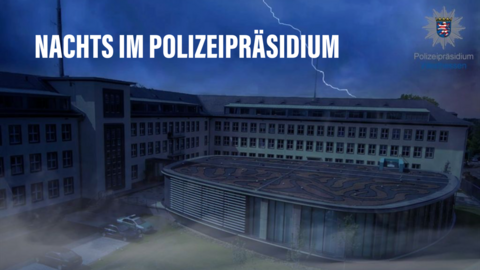 Das Polizeipräsidium Westhessen bei Nacht. Im oberen teil des Bildes sieht man den Schriftzug „Polizeipräsidium bei Nacht“ und in der Ecke oben rechts ist der Polizeistern als Logo abgebildet.