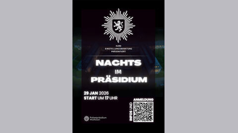 das Polizeipräsidium in der Dämmerung. Im Hintergrund ist das Gebäude mit leicht beleuchteter Umgebung und der angrenzenden Straße. Im Vordergrund, unterhalb des Polizeistern, der Schriftzug 'Nachts im Präsidium'. In der unteren linken Ecke Datum und Uhrzeit, in der unteren rechten Ecke befindet sich ein QR-Code.