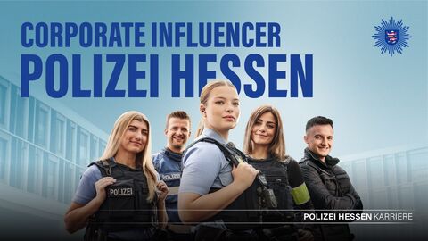 5 Polizeibeamtinnen und Polizeibeamte stehen in Uniform in einer Reihe. Der Hintergrund ist hellblau mit einem dunkelblauen Schriftzug „Corporate Influencer Polizei Hessen“