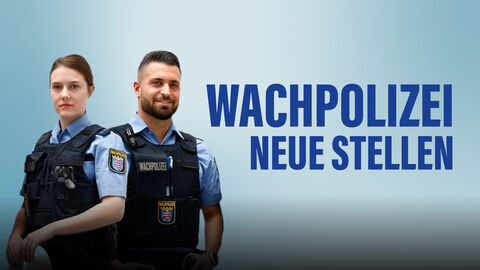 Zwei uniformierte Polizeikräfte stehen vor hellem Hintergrund, links eine Frau, rechts ein Mann. Beide tragen Schutzwesten mit der Aufschrift „Wachpolizei“. Rechts daneben steht in großer blauer Schrift: „Wachpolizei – Neue Stellen“.